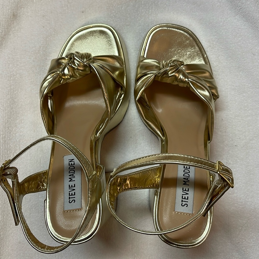 Aldo Gold Platform shoes!!! Size 9 Like New!